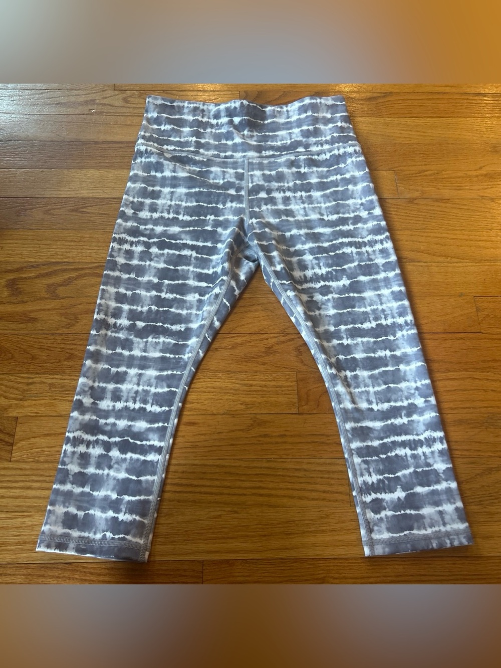 Athleta Gray and White Tie-Dye Capri Leggings